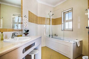Combined shower/bathtub, towels