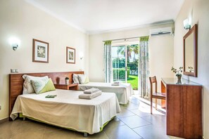5 bedrooms, iron/ironing board, WiFi, bed sheets