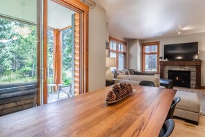 Smart TV, chimenea y reproductor de DVD