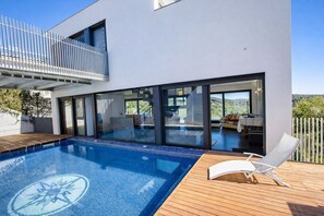 Unclassified image, 5 of 45, button