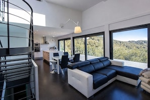 Een televisie en een open haard