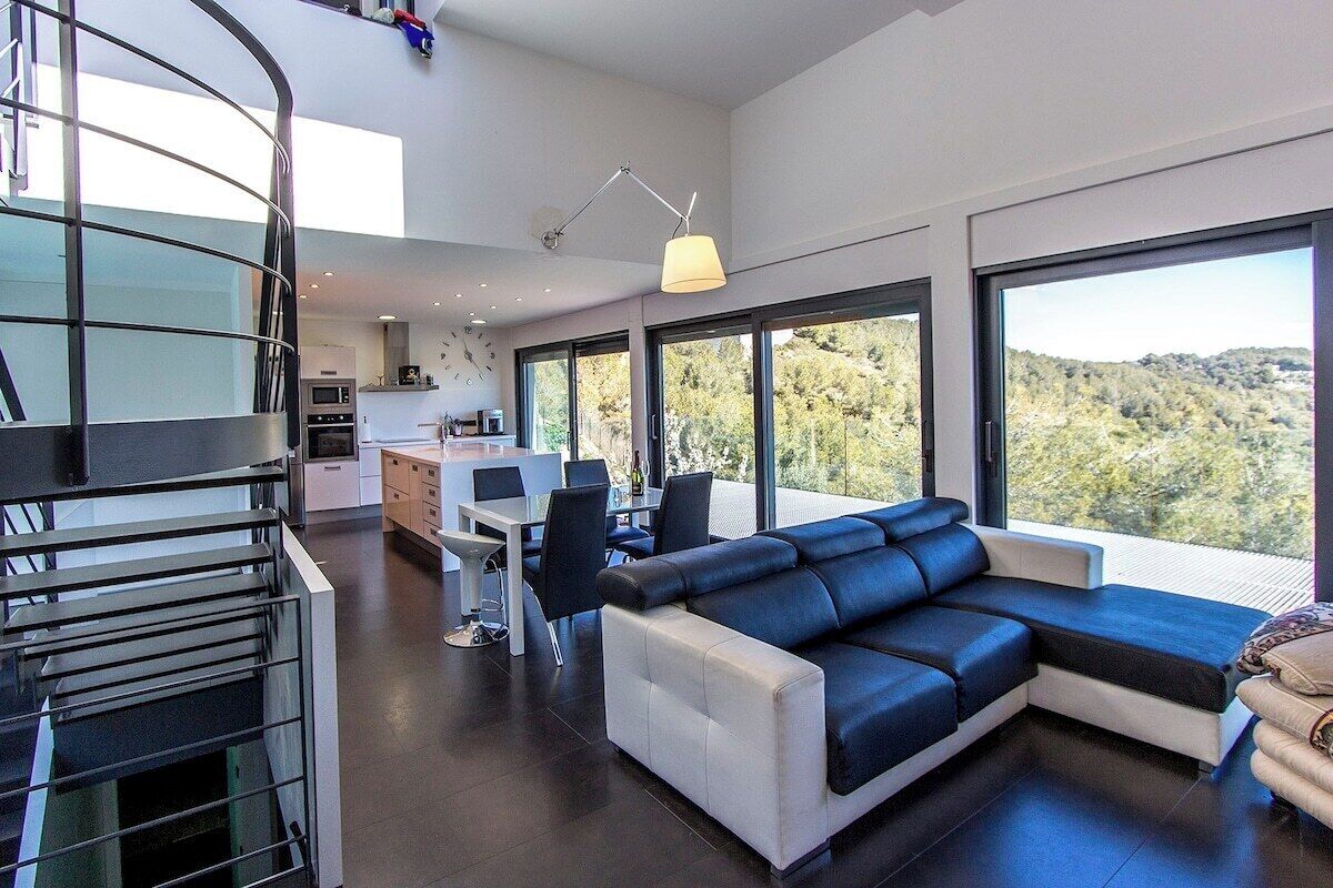 Een televisie en een open haard