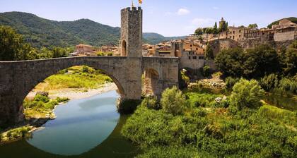 Havre de paix moderne en hauteur avec piscine privée à 7km de la plage !