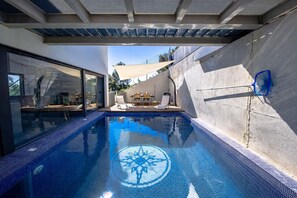 Unclassified image, 2 of 45, button