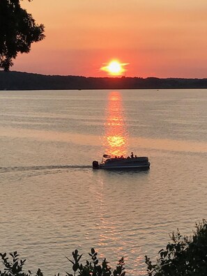Un bateau sur une eau calme, au coucher du soleil.