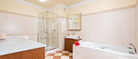 Baignoire, sèche-cheveux, serviettes fournies, papier toilette