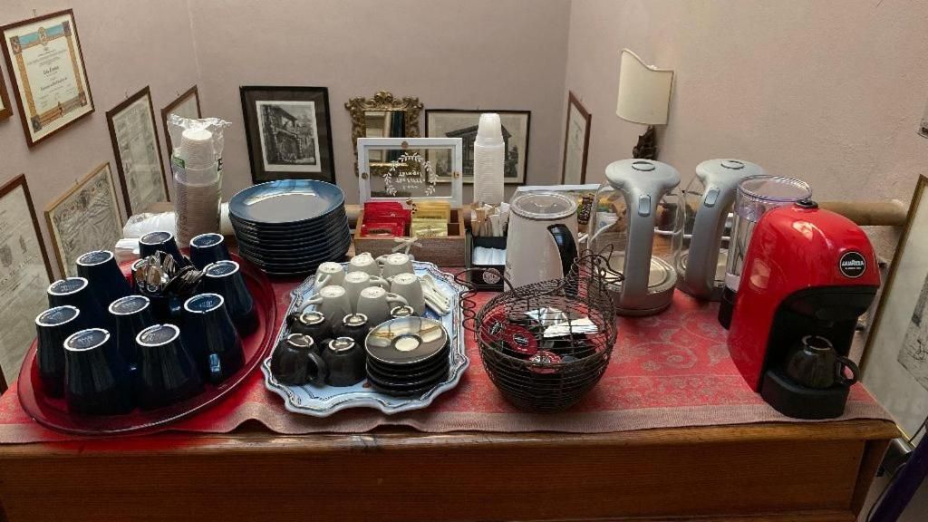 Ein reichhaltiges Buffet mit verschiedenen Speisen und Geschirr, darunter Teller, Schüsseln und eine Kaffeemaschine.