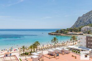 A beach resort with sun loungers, umbrellas, and a view of the sea. - Zafiro 28C - Grupo Turis - Calpe, Costa Blanca (Calpe)