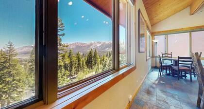 Remodeled Home, Great Views, Private Hot Tub & Washer/Dryer, Near the Lakes