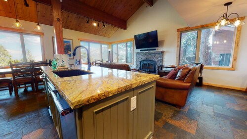 Remodeled Home, Great Views, Private Hot Tub & Washer/Dryer, Near the Lakes