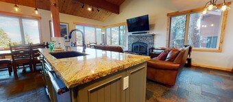 Remodeled Home, Great Views, Private Hot Tub & Washer/Dryer, Near the Lakes