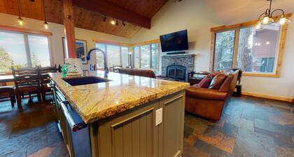 Remodeled Home, Great Views, Private Hot Tub & Washer/Dryer, Near the Lakes