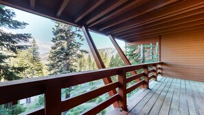 Property grounds - Stunning Mountain Views, Private Jacuzzi, Washer/Dryer, Steps to Slopes (Mammoth Lakes)