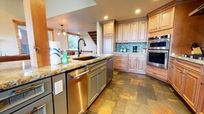 Fridge, microwave, oven, stovetop - Stunning Mountain Views, Private Jacuzzi, Washer/Dryer, Steps to Slopes (Mammoth Lakes)