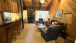 Una televisión, una chimenea, un reproductor de DVD, una oficina