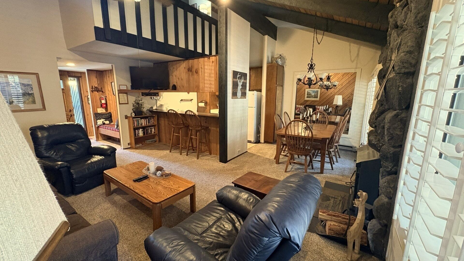 Téléviseur, foyer, lecteur de DVD, bureau