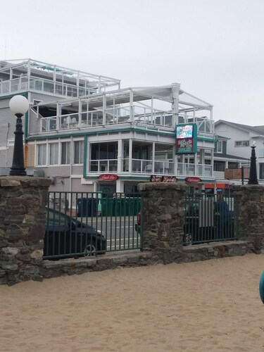 Central AC, child safe fenced in yard, 3 minutes to the beach.  NO CLEANING FEE
