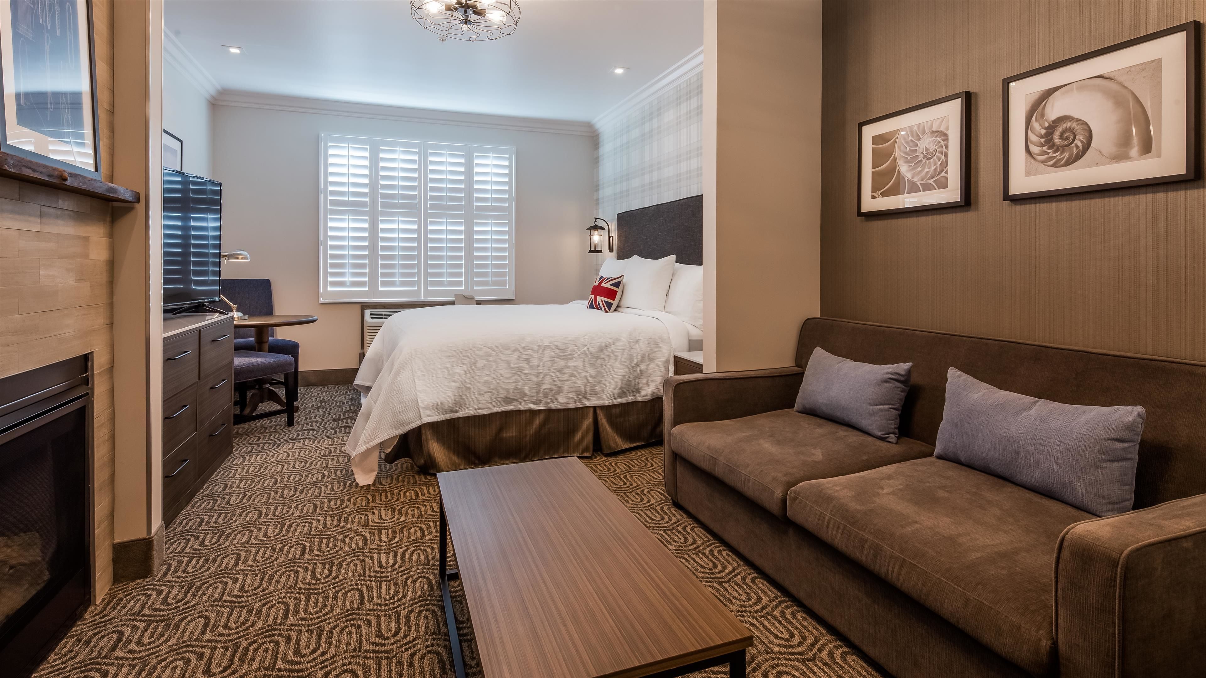 suite, 1 king bed, non smoking, fireplace (with sofabed) | desk, laptop workspace, iron/ironing board, free cots/infant beds