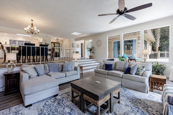 Smart TV, fireplace, DVD player - 25 Red Maple: Sea Pines Home, Private Pool, Golf Views, Walk to Beach (Hilton Head Island)