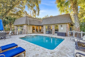 A heated pool - 25 Red Maple: Sea Pines Home, Private Pool, Golf Views, Walk to Beach (Hilton Head Island)