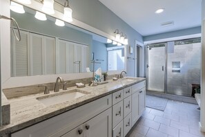 Combined shower/tub, hair dryer, towels