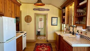 Refrigerador, microondas, horno, placa de cocina