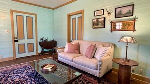 Fernseher, DVD-Player, Bücher