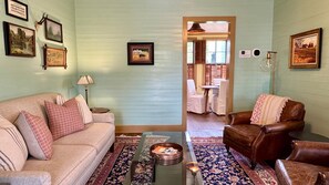 Fernseher, DVD-Player, Bücher