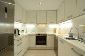 Kühlschrank, Mikrowelle, Ofen, Geschirrspüler