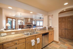Fridge, oven, stovetop, dishwasher