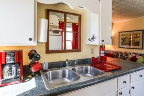 Jääkaappi, mikroaaltouuni, uuni, liesi