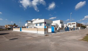 Situated on a quiet street, this building offers a minimalist home with a flat roof.