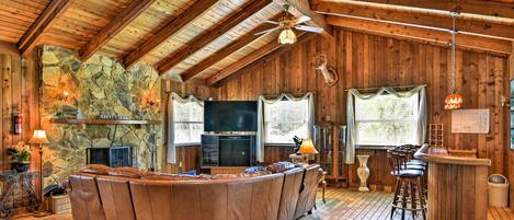 TV, fireplace
