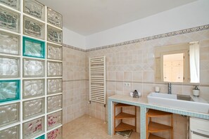 Shower, towels