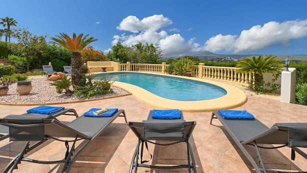 Área da piscina com espreguiçadeiras e piscina.