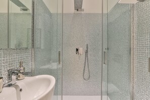 Douche, sèche-cheveux