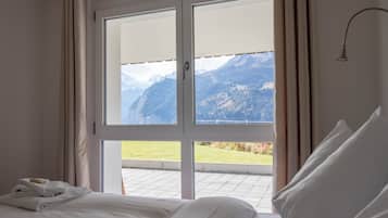 2 bedrooms, iron/ironing board