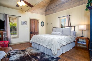 1 bedroom, iron/ironing board, free WiFi, bed sheets - Das Solheid Sunday House | Close to Main (Fredricksburg)