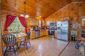 Fridge, microwave, oven, stovetop - Ladybug Resort Romantic Cabin with Mountain Views (Sevierville)