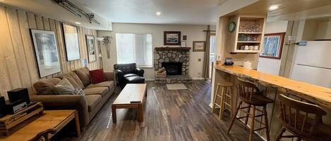 Kamin, DVD-Player, Arbeitsbereiche