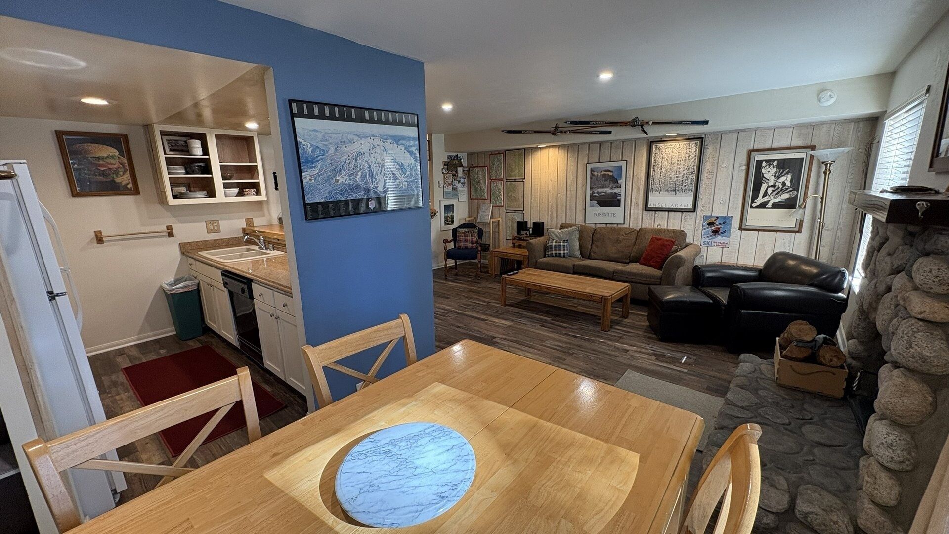 Kamin, DVD-Player, Arbeitsbereiche