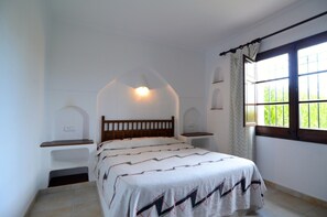 3 slaapkamers, een strijkplank/strijkijzer, wifi (toeslag), beddengoed