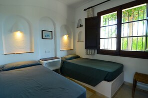 3 chambres, fer et planche à repasser, Wi-Fi, draps fournis