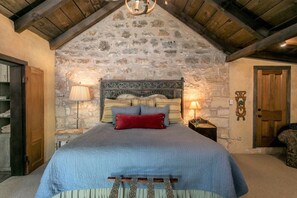 1 bedroom, free WiFi, bed sheets - Austin Street Retreat - Eli's Suite | 1 Block to Main (Fredricksburg)