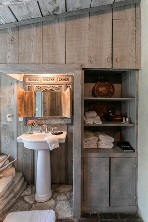 Bathtub, hair dryer, towels, soap - Austin Street Retreat - Eli's Suite | 1 Block to Main (Fredricksburg)