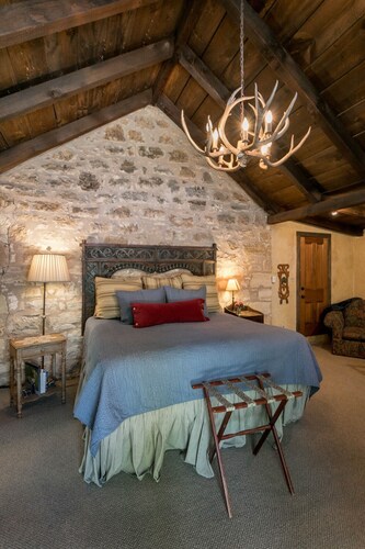 Austin Street Retreat - Eli's Suite | 1 Block to Main