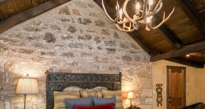 Austin Street Retreat - Eli's Suite | 1 Block to Main