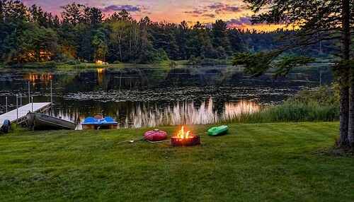 Lakefront, covered deck, huge backyard with grill, swimming, boat & kayaks! 
