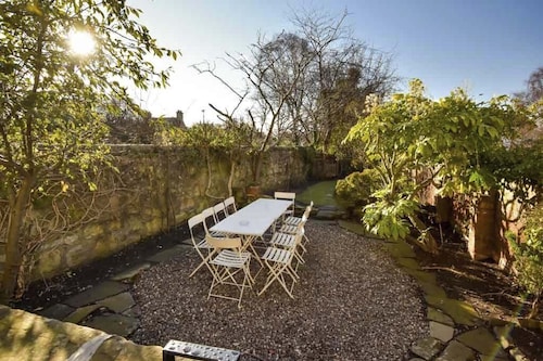 6 Howard Place -  a townhouse that sleeps 14 guests  in 7 bedrooms