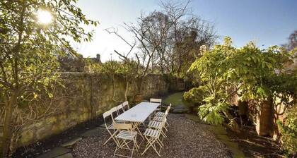 6 Howard Place -  a townhouse that sleeps 14 guests  in 7 bedrooms